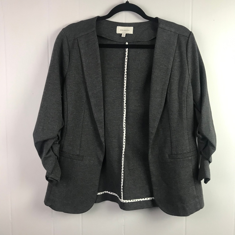 Skies are blue | Size M. Open Front Ruched Sleeve